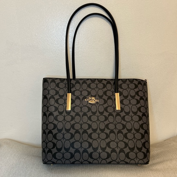 ✨ 3-in-1 Convertible Monogram Bag – Shoulder, Crossbody & Clutch - Picture 1 of 8